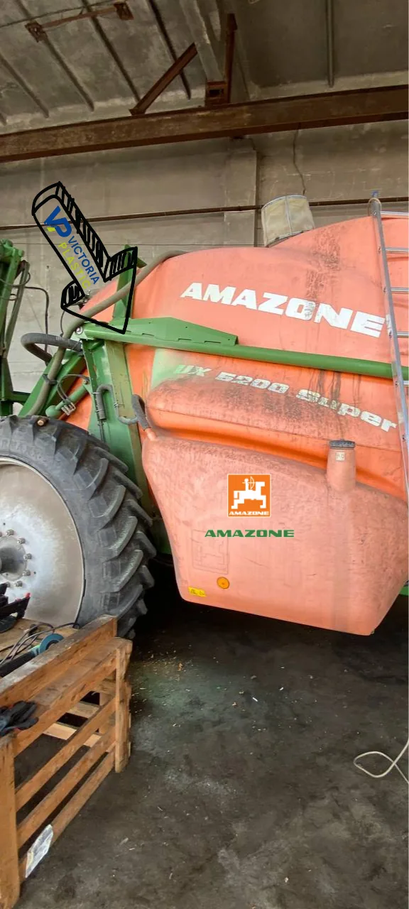 Prasklá nádrž postřikovače Amazone před opravou
