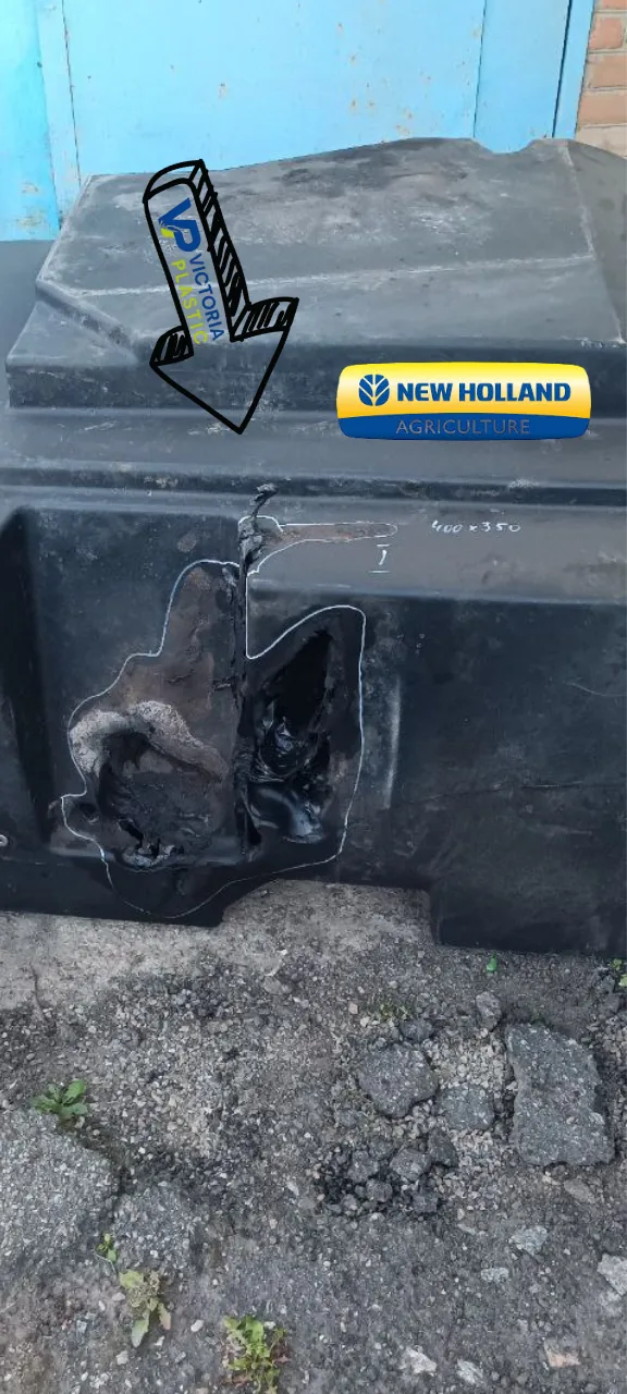Propálená palivová nádrž kombajnu New Holland po požáru