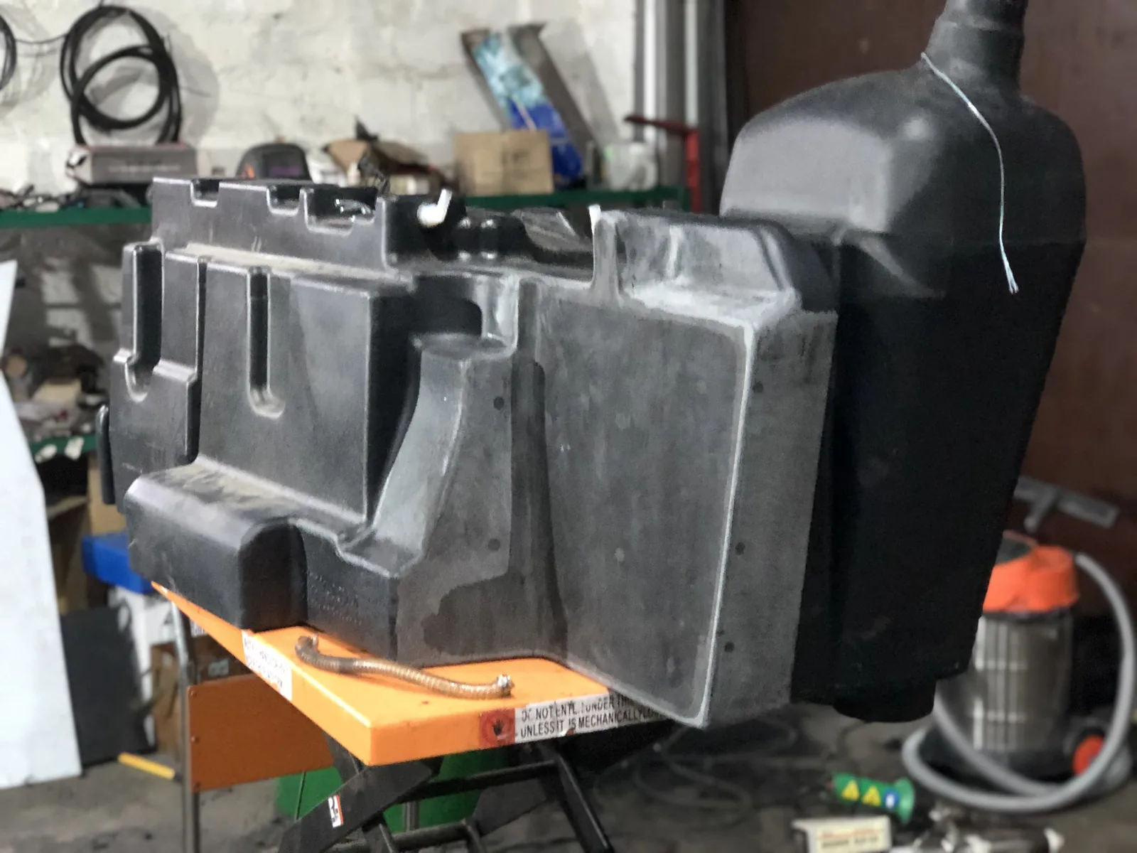 Úprava palivové nádrže John Deere pro čelní nakladač