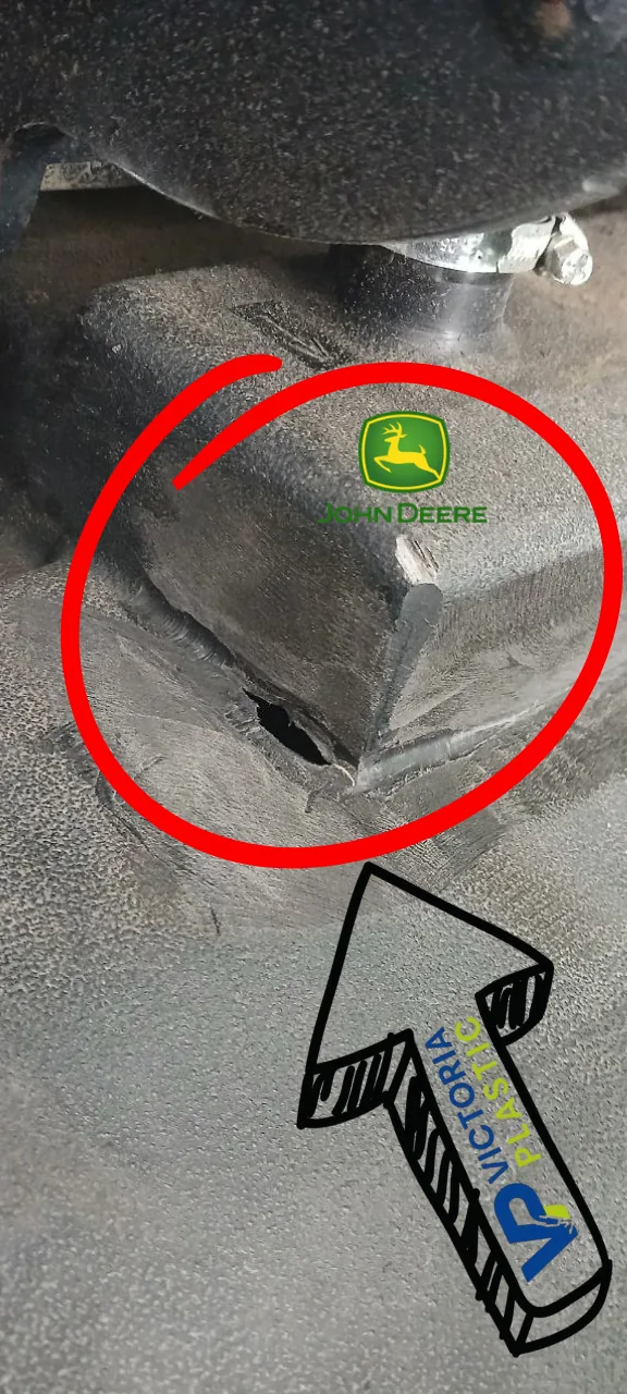 Extruzní svařování prasklého rohu nádrže John Deere